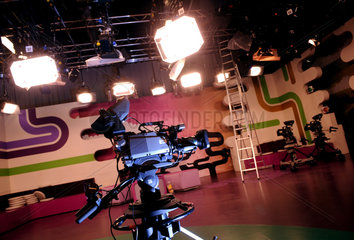 Berlin  Deutschland  Fernsehstudio mit TV-Kamera
