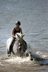Oberoderwitz  Maedchen badet mit ihrem Pferd in einem See