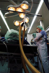 Chirurgen bei einer Bauchoperation im Operationssaal