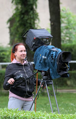 Dresden  Deutschland  Kamerafrau bei der Arbeit