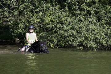 Oberoderwitz  Maedchen badet mit ihrem Pony in einem See