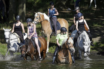 Oberoderwitz  Maedchen reiten mit ihren Pferden in einen See