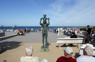Kuehlungsborn  Skulptur an der Strandpromenade
