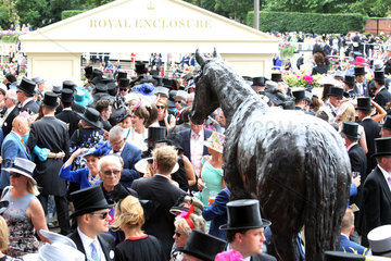 Royal Ascot  Fashion  audience at the racecourse