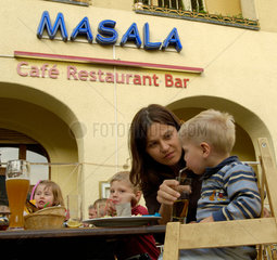 Berlin  Deutschland  junge Frau mit Kindern im indischen Restaurant Masala