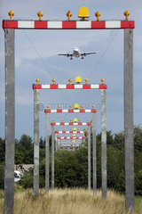 Langenhagen  Deutschland  Lichtanlage zur Anflugunterstuetzung vor dem Flughafen Hannover-Langenhagen