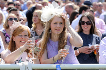 Sandown  Fashion  women with hats at the racecourse