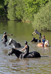 Oberoderwitz  Maedchen springen von ihren Pferden in einen See