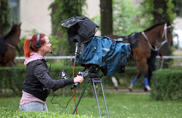 Dresden  Kamerafrau filmt die Pferde im Fuehrring