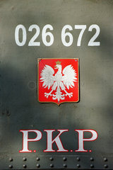 Polnisches Staatswappen und Nummernschilder an einem Waggon  Poznan  Polen