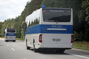 Hamburg  Mannschaftsbusse der Bundespolizei auf der A24