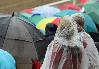 Ganschow  Deutschland  Menschen bei Regen auf einer Freiluftveranstaltung