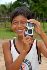 Phum Chikha  Kambodscha  kambodschanisch  Junge mit einer Quicksnap Kamera