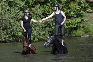 Oberoderwitz  junge Frauen stehen auf ihren Pferden in einem See