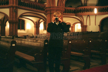 Junge mit Fotoapparat in der Gethsemane Kirche  Berlin