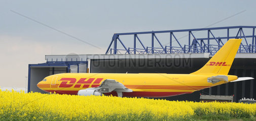Leipzig  Deutschland  Transportflugzeug von DHL auf dem Leipziger Flughafen