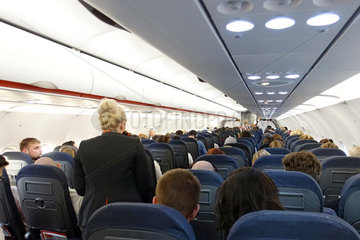 Hamburg  Deutschland  Menschen in einem Flugzeug