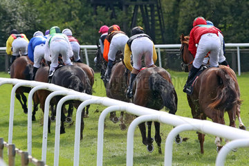 Hannover  Pferde und Jockeys im Rennen