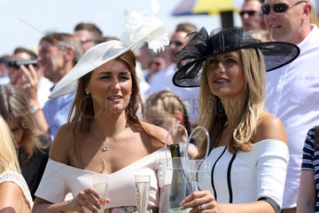 Sandown  Fashion  women with hats at the racecourse