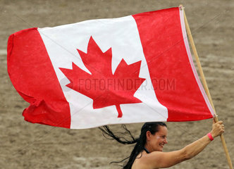 Ganschow  Deutschland  Frau schwenkt die Nationalfahne von Kanada