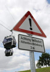 Berlin  Deutschland  Schild - Achtung Seilbahn - vor zwei Seilbahngondeln