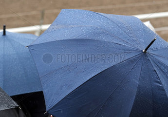 Ganschow  Deutschland  Regentropfen auf Regenschirmen
