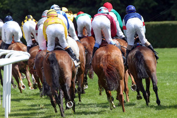 Hannover  Pferde und Jockeys im Bogen