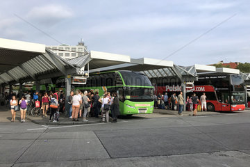 Berlin  Deutschland  Menschen und Reisebusse am Zentralen Omnibusbahnhof Berlin (ZOB)