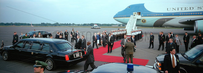 George W. Bush beim Gang von der Air Force One zur gepanzerten Limousine