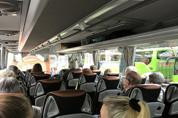 Berlin  Deutschland  Menschen in einem Reisebus warten auf die Abfahrt