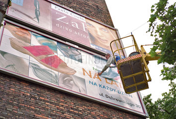 Plakatkleber bei der Arbeit in Poznan  Polen