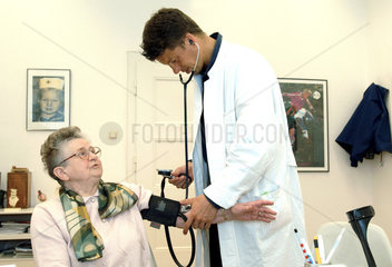 Ein Arzt untersucht eine Patientin