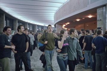Fans vor einem Rockkonzert in Poznan  Polen
