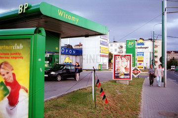 BP-Tankstelle und Reklametafeln in Poznan  Polen