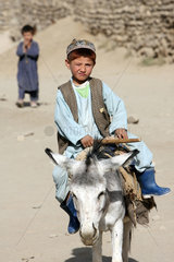 Feyzabd  Afghanistan  ein Kind auf einem Maultier
