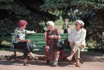 Seniorinnen auf einer Parkbank  Kaliningrad  Russland