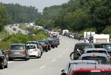 Leizen  Deutschland  Stau auf der A19 in Richtung Norden mit Bildung einer Rettungsgasse