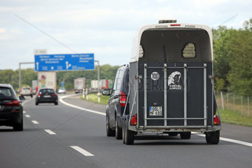 Berlin  PKW mit leerem Pferdeanhaenger auf der Autobahn
