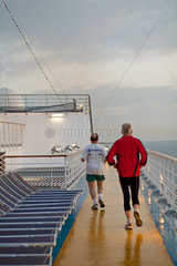 Spanien  Passagiere joggen morgens auf der MS Costa Pacifica