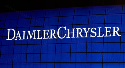 Berlin - Logo der DaimlerChrysler AG an einer blau leuchtenden Wand