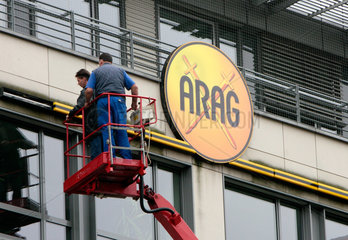 Berlin  Arbeiter auf einer Hebebuehne vor ARAG-Filiale