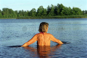 Frau beim Baden in e. See in der Region Suwalki  Polen