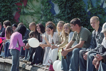 Studenten feiern im Zentrum von Siauliai  Litauen