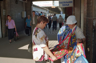 Szene mit Haendlerin und Kundin auf dem Zentralmarkt in Kaliningrad  Russland