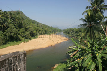 Kitulgala  Sri Lanka  der Fluss Kelani  Drehort des Films -Die Bruecke am Kwai-