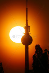 Berlin  Deutschland  Sonne versinkt hinter dem Fernsehturm