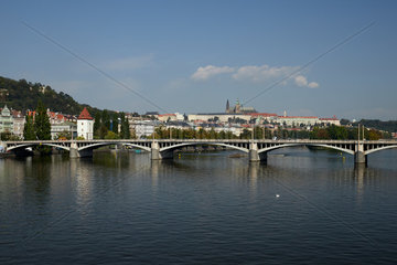 Prag  Hlavni mesto Praha  Tschechien - Moldau und Prager Burg. Stadtansicht mit der Jirasek-Bruecke und der Kleinseite.