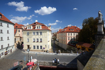 Prag  Hlavni mesto Praha  Tschechien - Certovka auf der Kleinseite. Blick von der Karlsbruecke.