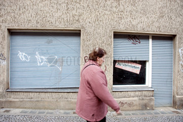 Berlin  Deutschland  Fussgaengerin vor einem zu vermietenden Ladenlokal