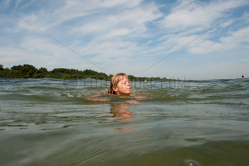 Prora  Ruegen  Deutschland  ein Maedchen schwimmt in der Ostsee